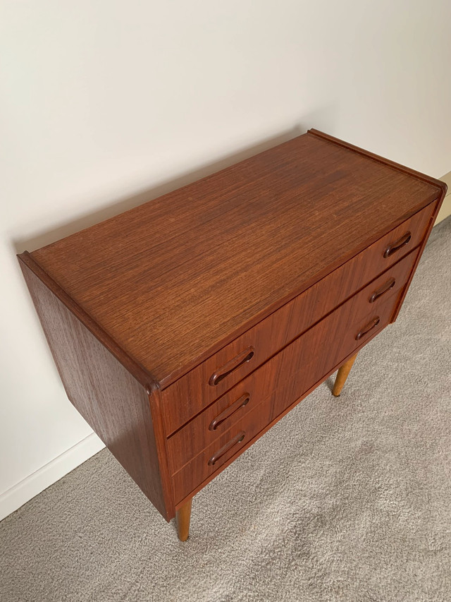 Teak 1960s Danish Mid Century Modern Table | Credenza | Chest dans Commodes et armoires  à Longueuil/Rive Sud - Image 2