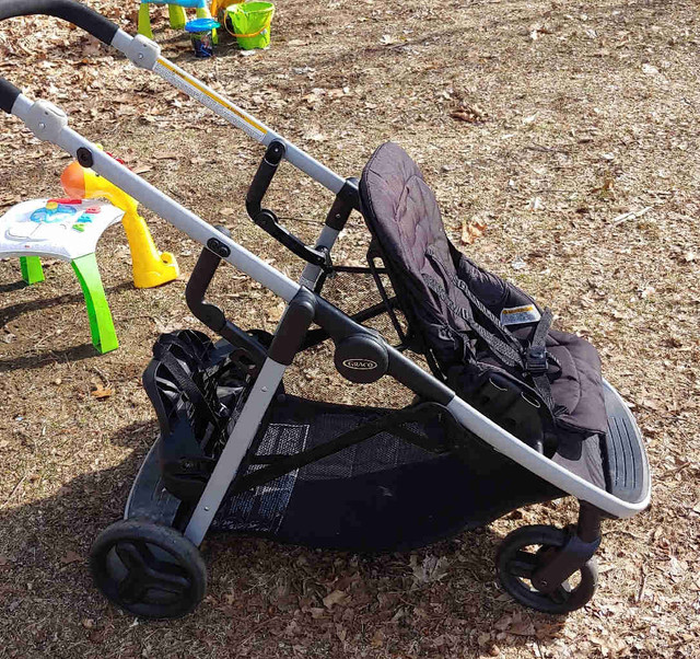Graco Double stroller  Ready 2 Grow in Strollers, Carriers & Car Seats in Fredericton