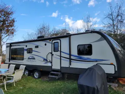 Luxurious camping trailer with all the bells and whistles. Leather furniture, A/C, propane fireplace...