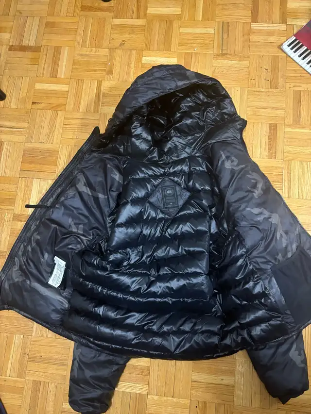 Authentic Canada goose black lodge down jacket side medium in Men's in Mississauga / Peel Region - Image 2