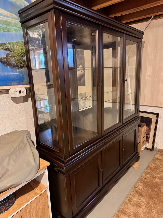 Hutch, china cabinet excellent condition  in Hutches & Display Cabinets in Oakville / Halton Region - Image 2