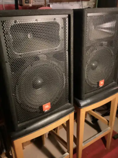 Great passive speakers, almost mint,lightly used by solo act. Made in California. Cables and stands...