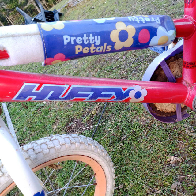 Huffy Bicycle with training wheels in Kids in Cape Breton - Image 2