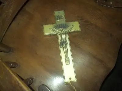 croix 25$ et je peut poster, View more