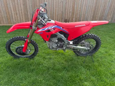 Mint condition 2022 CRF 450 R, always maintained 54 hours, ownership in hand Located in North York P...