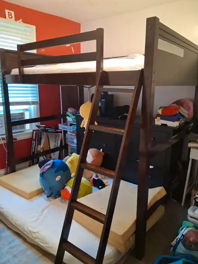 Fits a double size matress, matress not included. Expresso in color. Comes with a ladder, left or ri...