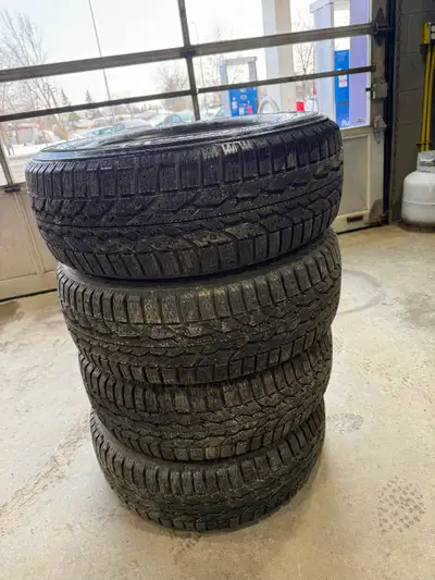 Firestone 215/55R16 4 pneus hiver Pour 180$ tel:514-463-3098
