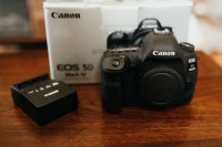 Canon 5d mark iv DSLR camera 14k acuations mint