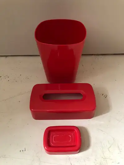 Accessoires salle de bain rouge Poubelle Porte savon Mouchoirs