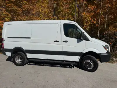 Original owner, purchased from dealer brand new. 3500 4x4, standard roof height, 144” WB, diesel. Sa...