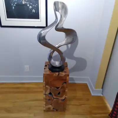 SOCLE EN BOIS AVEC SCULTURE, View more