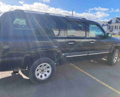 2004 suburban 4-4 with fisher7.5 electric over hydraulic plow