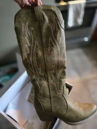 Brand new Cowgirl boots size 8, View more