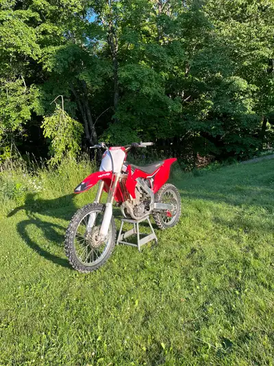 Selling my 2012 crf 250r, bike has been fully serviced and needs nothing, oils done every 6h. Engine...