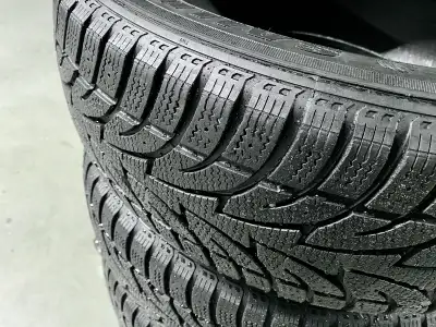 4 pneus d’hiver en excellente condition de marque SAILUN ICE BLAZER WST1. Dimensions: 225/60 R18 100...
