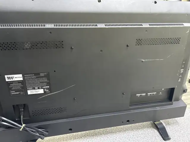 Insignia 39” Roku Smart TV With Universal Remote in TVs in Oshawa / Durham Region - Image 3