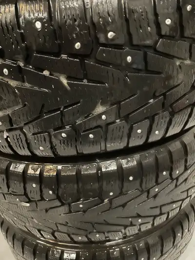 Je vends un ensemble de pneus d'hiver cloutés Nokian Nordman 7 SUV de dimension 235/65R18, montés su...
