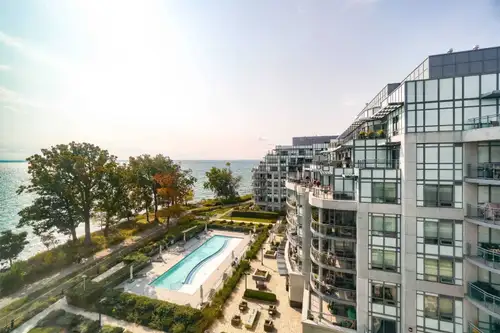 Discover refined living in Bronte West at Oakville’s premier lakeside community. This sunlit 1,125 s...