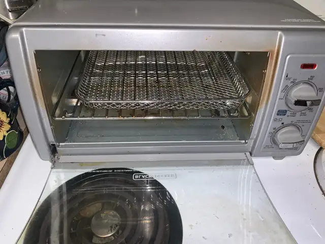 Black+Decker Toaster Oven (Model: TO1785SGC) in Toasters & Toaster Ovens in Mississauga / Peel Region - Image 2