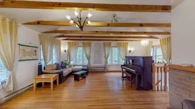 A beautiful 5-bedroom, 4-bathroom home in Hull, looking for one or two ladies to share the house. Ab...