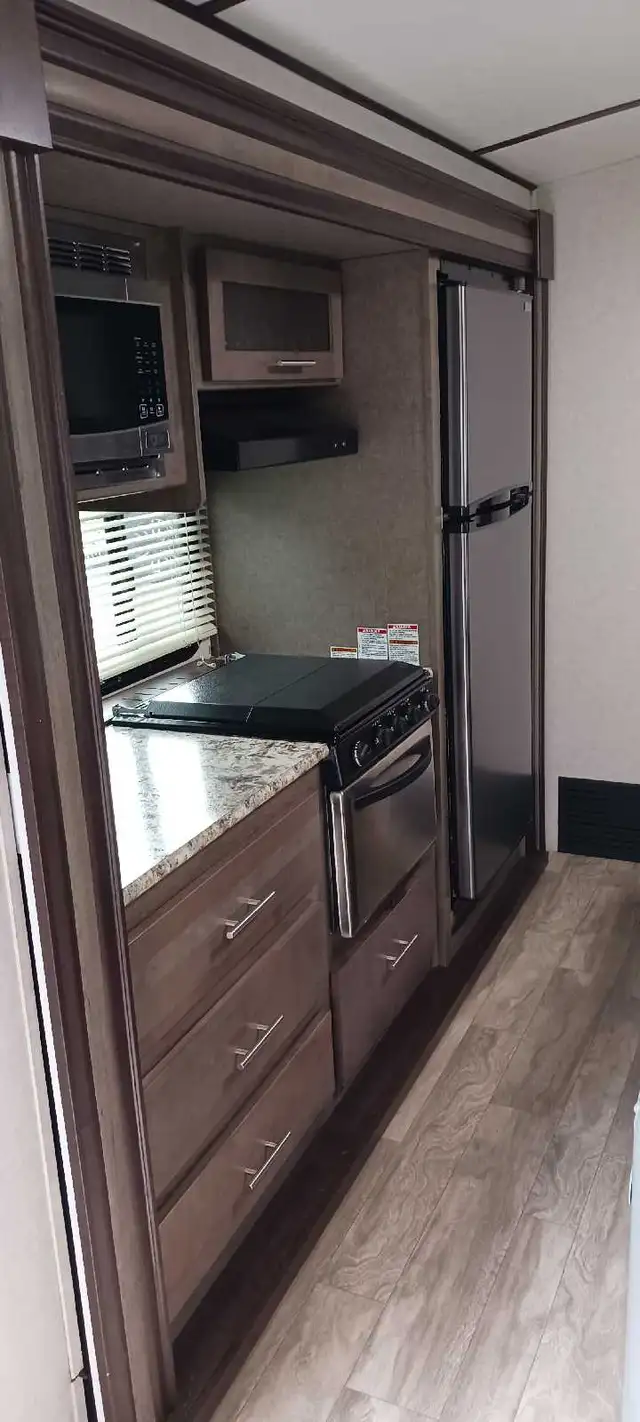 2019 Surveyor 28ft. in Travel Trailers & Campers in Campbell River - Image 3