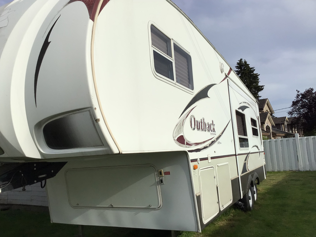 2009 OUTBACK FIFTH WHEEL in Travel Trailers & Campers in Delta/Surrey/Langley - Image 3