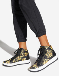 Size: 5.5 Yaiza platform sneaker.