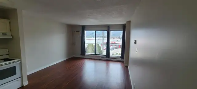Spacious 1 Bedroom plus Den - Pet Friendly63838171957505120