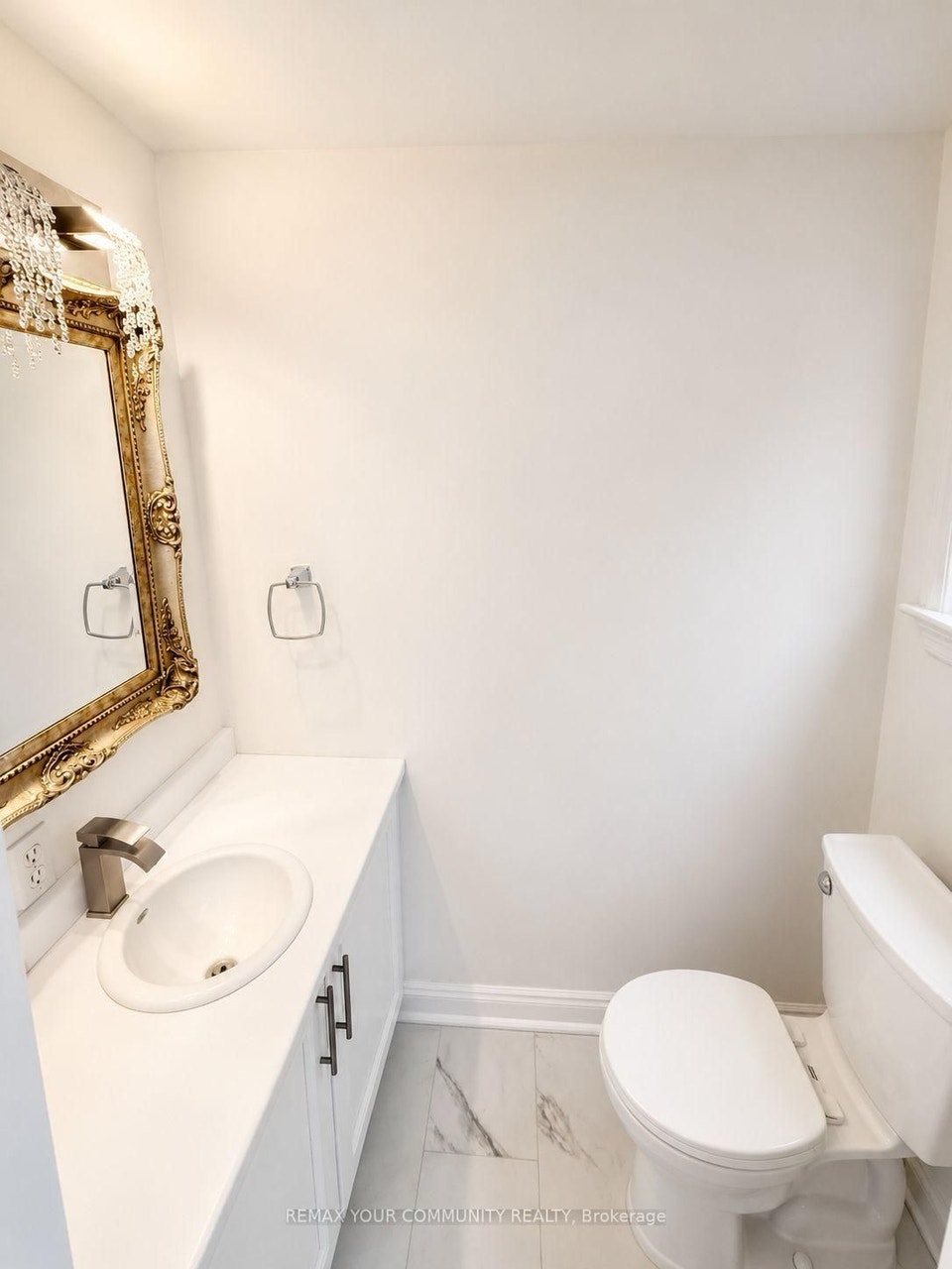 Bright and beautiful 2-Bedroom Home Mill Pond, Richmond Hill 3