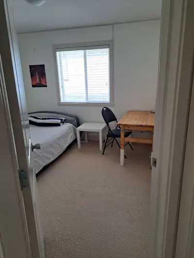 Experienced homestay family in SW Calgary has 3 rooms available for immediate move-in. Excellent Loc...