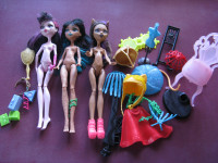 Trois poupées Monster High 11"ainsi que plusieurs accessoires