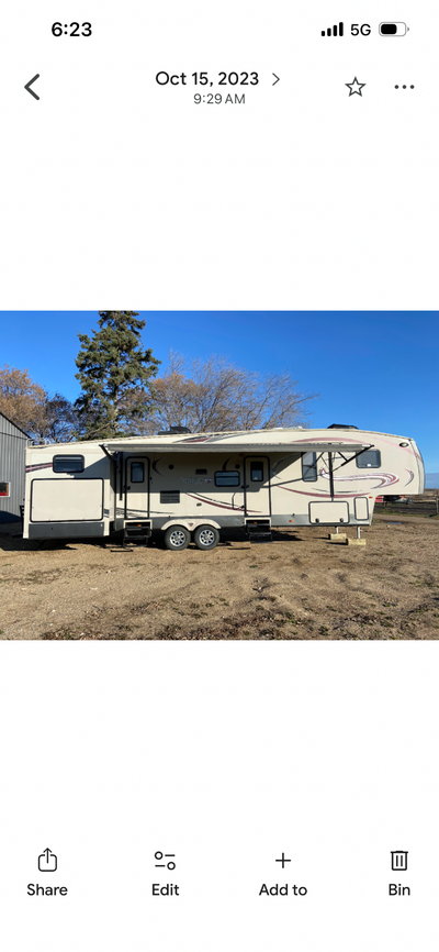 4 slides, outdoor kitchen with microwave, fridge and cooktop. Queen master and bunk house with bunk...