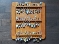 Vintage commemorative spoons lot of 35 used/lot de 35 cuillères