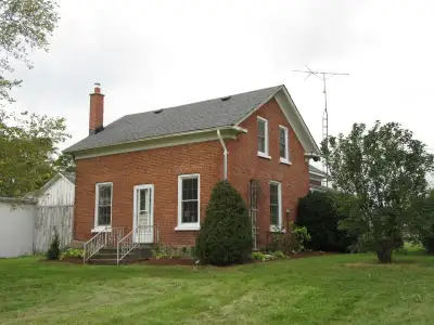 1880s country home on 1.5 acres of maintained lawn. See info sheet for number of rooms and sizes. Co...