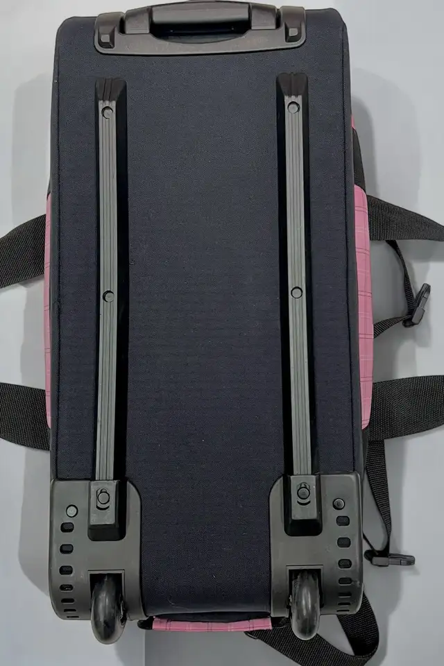 [LL Bean] Rolling Duffel Bag (suitcase/ luggage) like new, clean in Women's - Bags & Wallets in Sudbury - Image 8