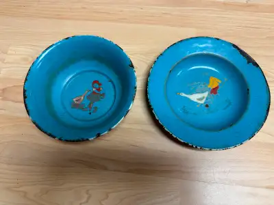 Add a touch of rustic charm to your kitchen or cottage décor. These two vintage blue enamel bowls fe...