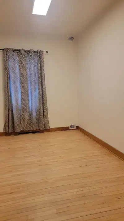 Chambre à louer dans un Triplex, près de tous les services restaurants banques, épiceries, ClSC maga...