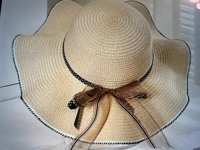 Wide Brim Floppy Hat in Other in Ottawa - Image 4
