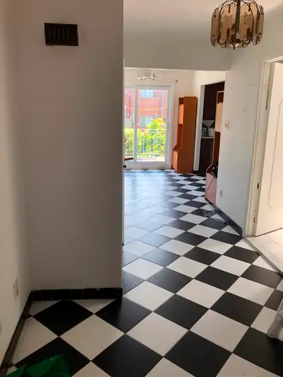 Appartement à louer avec 3 chambres fermées , 1 salon , cuisine et 2 salles de bain ensoleillé situé...