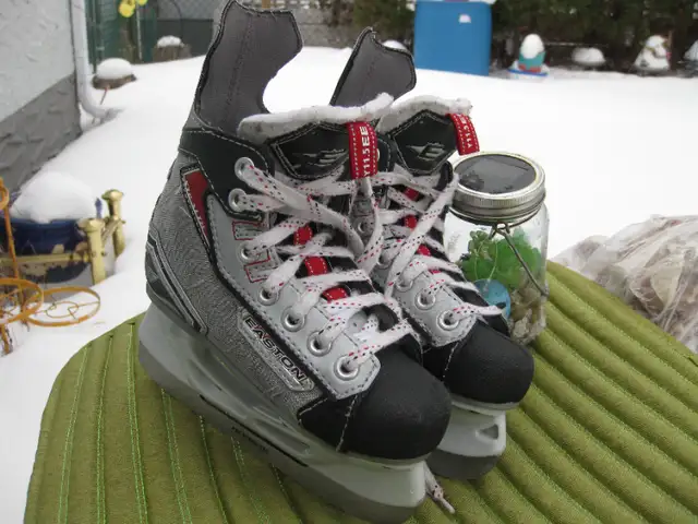 Youth EASTON Stealth S17 Ice Hockey Skates Size 11.5 EE VGC in Hockey in Winnipeg - Image 2