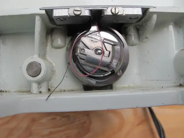 Vintage WHITE Singer Feather-Weight Sewing Machine in Arts & Collectibles in Regina - Image 6