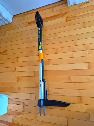 Like NEW Fiskars 4-Claw Stand-up Weeder Weed Puller.