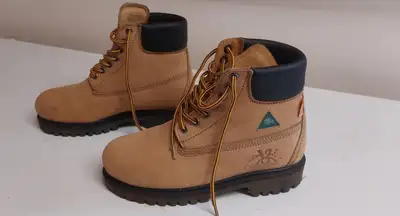 ladies safety boots by Moxie Trades size 7 CSA white rectangle CSA green triangle never worn priced...