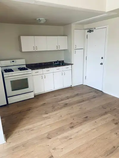 **$100 CASH BACK UPON SIGNING OF LEASE** Bright & Spacious 2-Bedroom Apartment – Secure Building! 11...
