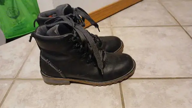 Winter Boots Leather Kodiak Women Size 7 in Women's - Shoes in Calgary - Image 3