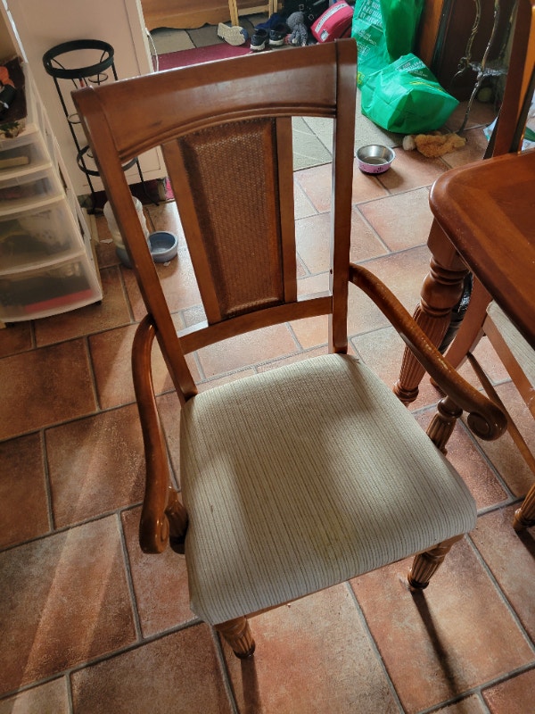 Table de cuisine avec 6 chaises don 2 chaises capitaine Mobilier de salle à manger et cuisine