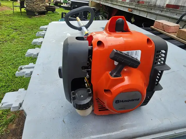 Husqvarna 122C Weedwacker Trimmer, 16" Gasoline, 0.8 HP in Outdoor Tools & Storage in Windsor Region - Image 6