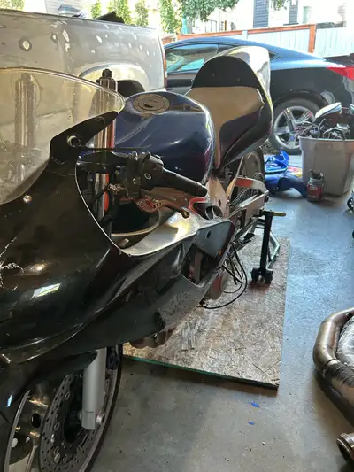 2000 yamaha r6. Old track bike. Ran when parked. Cut up the harness for my other bike so no longer r...