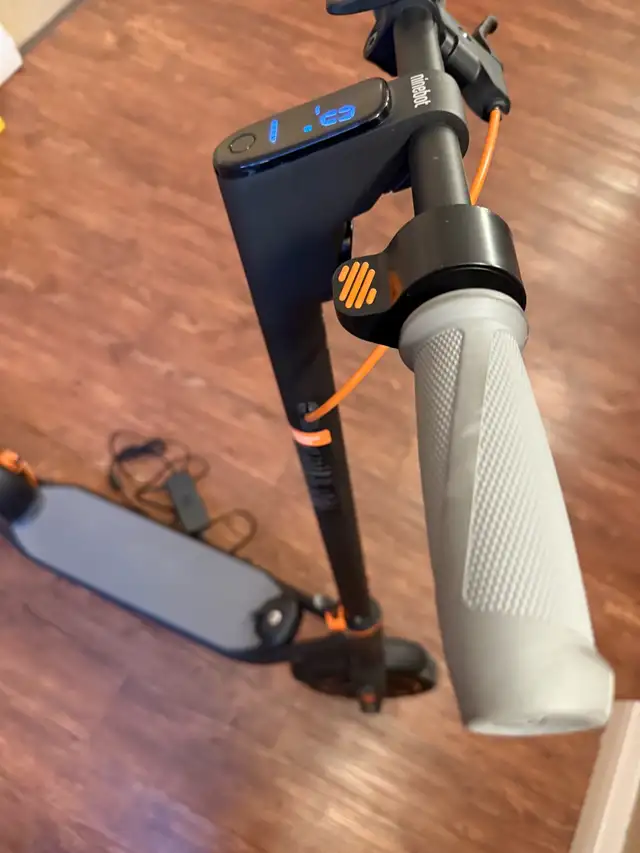 Ninebot Kickscooter F40 Only 29KM in Scooters & Pocket Bikes in City of Toronto - Image 5