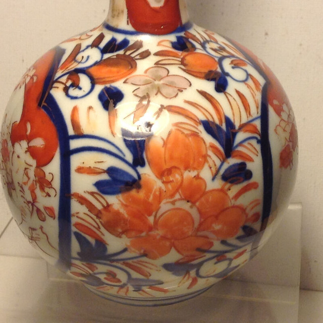 ANTIQUE 19TH CENTURY JAPANESE IMARI VASE in Arts & Collectibles in Vancouver - Image 3